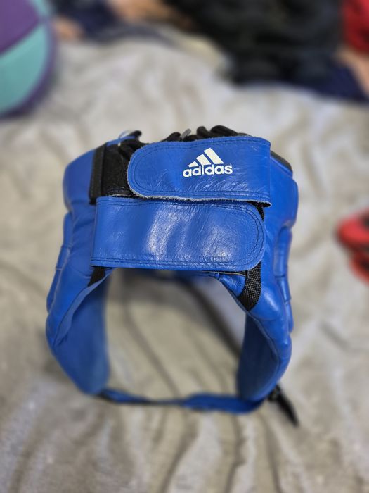 Два шлема синий и красный