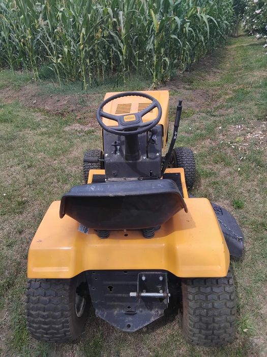 Vând tractoras tuns gazon.