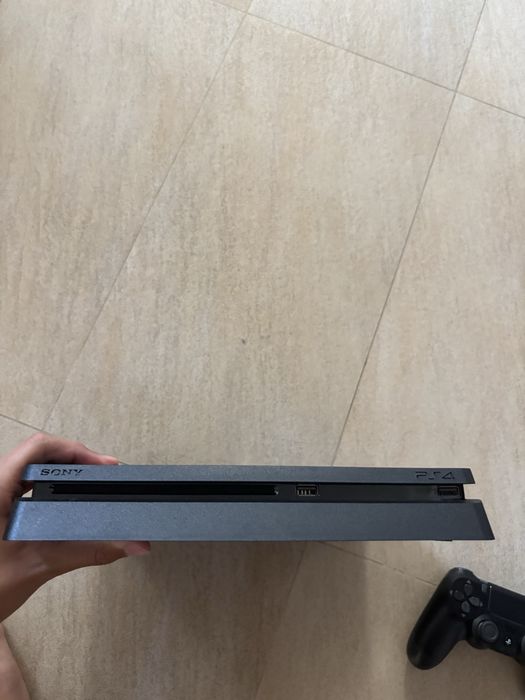 Playstation 4 slim de 1 tb , cu 2 controllere si 9 jocuri