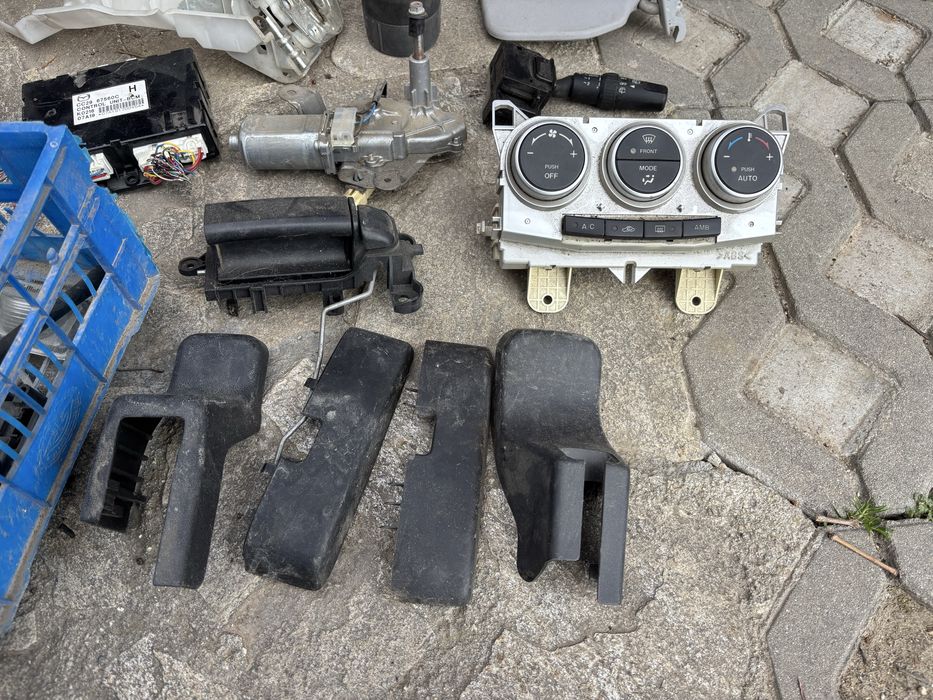 Мазда 5 на части