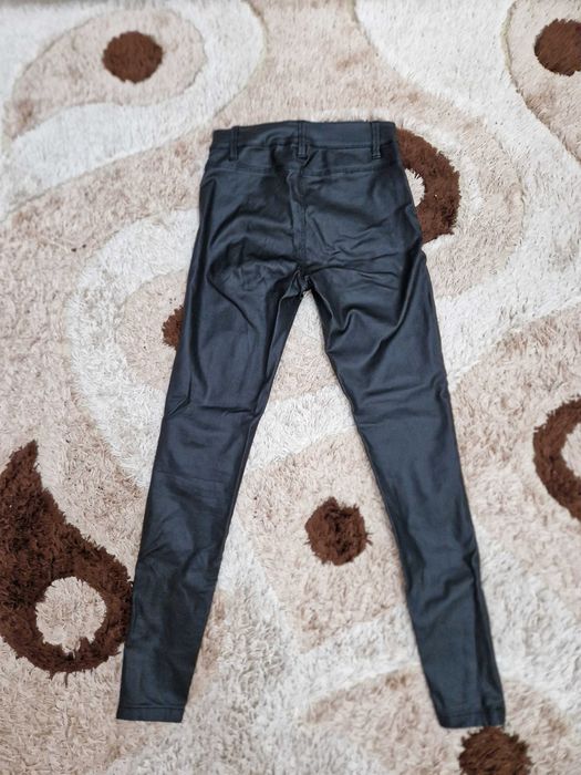 Дамски промазан черен панталон Bershka