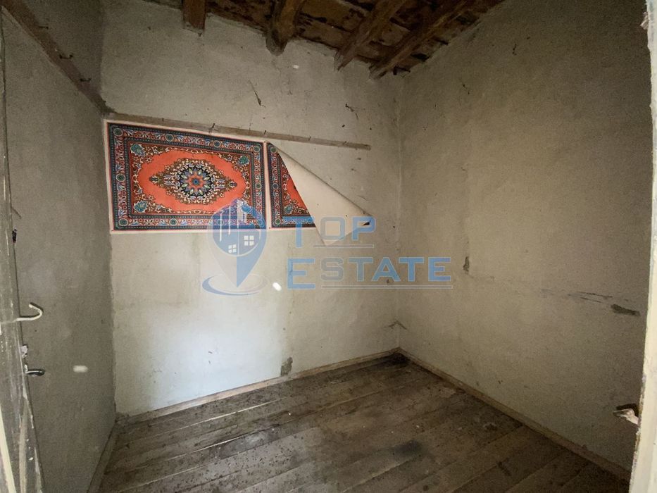 Къща с голям двор и стопански постройки в с. Косарка, област Габрово.