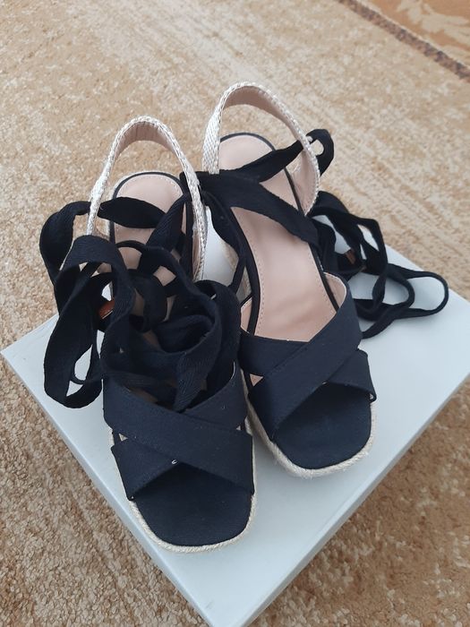 Дамски обувки на платформа