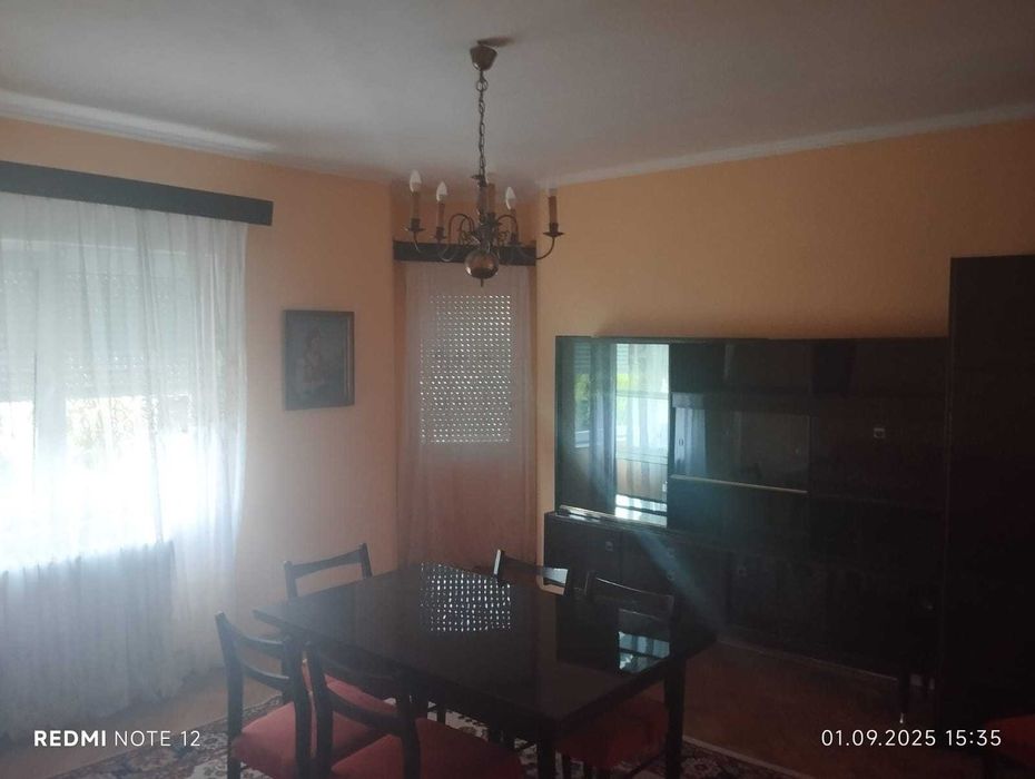 Casă familială mobilată pe două nivele locuibilă imediat.