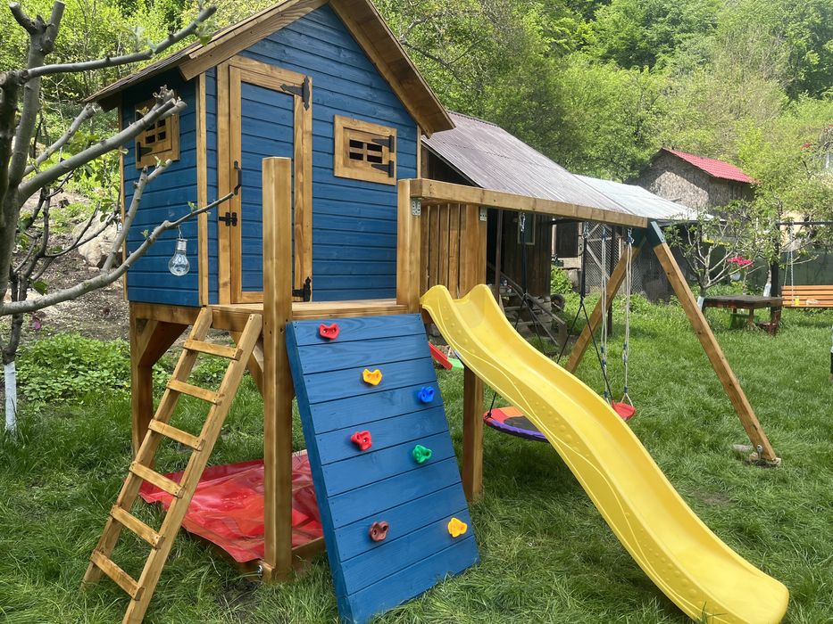 Locuri de joacă din lemn pentru copii - căsuțe, leagăne, complexe de joacă