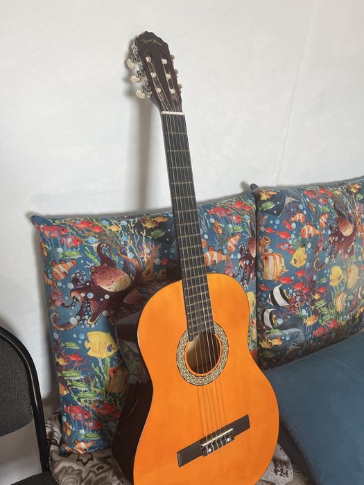 Продам гитару шестиструнную