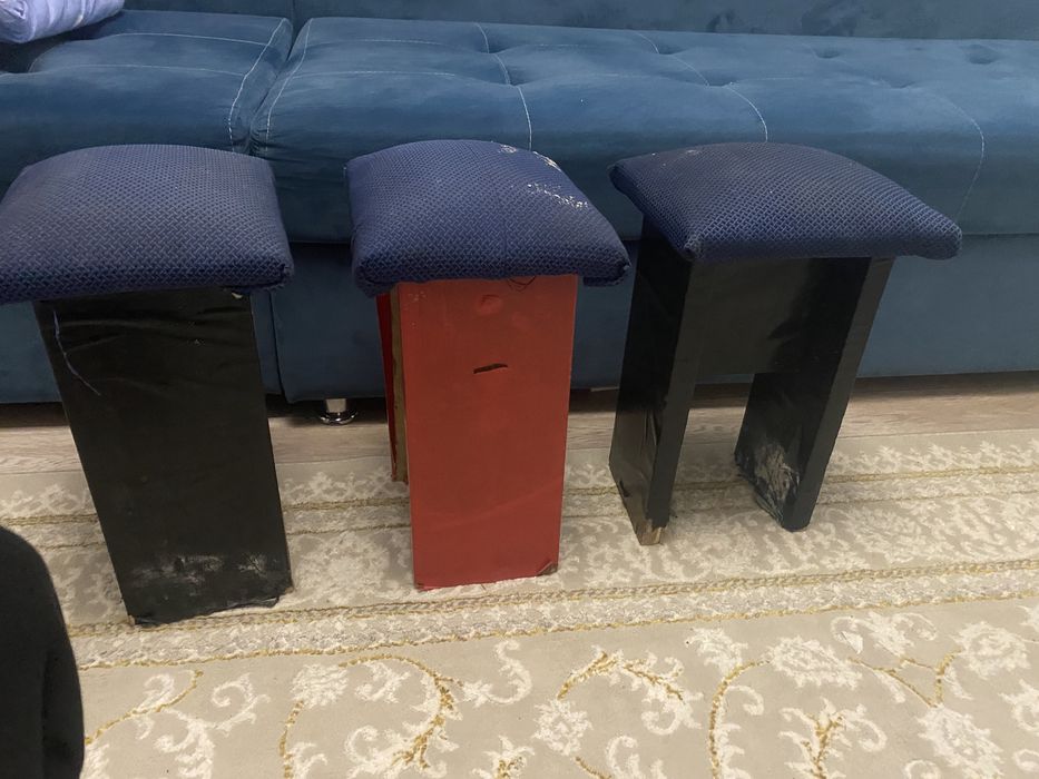 Стол кухонный с тремя стульями