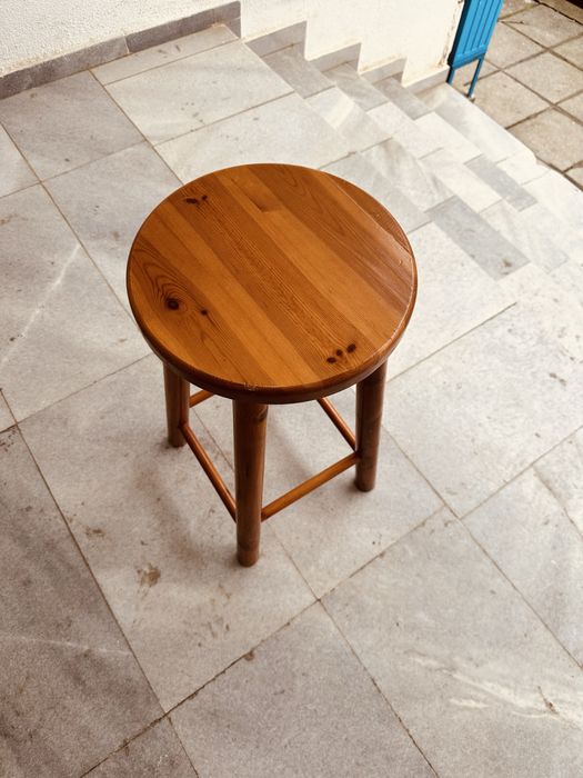 Дървена табуретка от масив – 60 см, стабилна и удобна