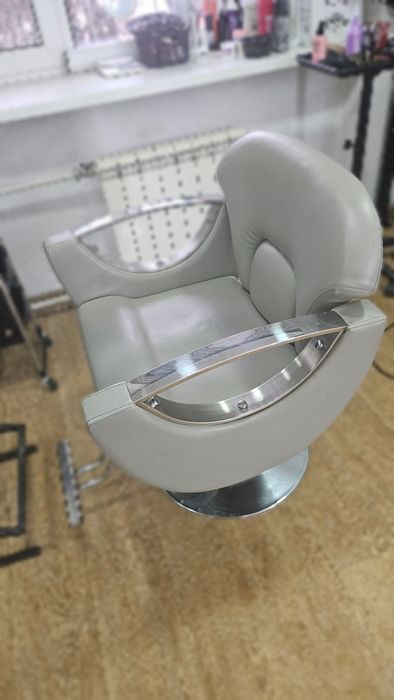 Продам парикмахерское кресло
