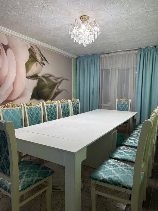 Стол стулья.