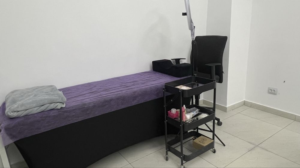 Сдается маникюрный столы и кушетка