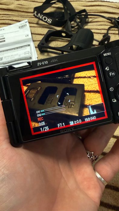 Sony ZV-E10 + obiectiv 16-50mm | Stare excelentă | Pachet complet pentru creator