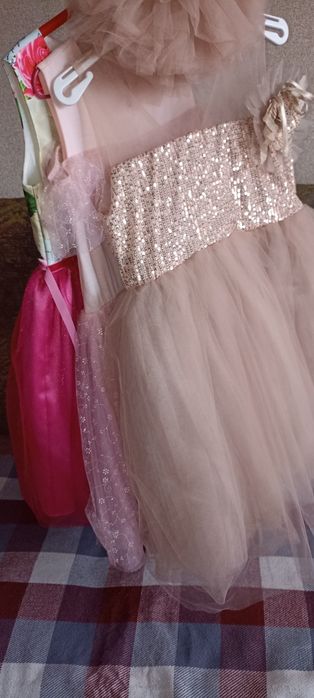 Набор  нарядных платьев девочке