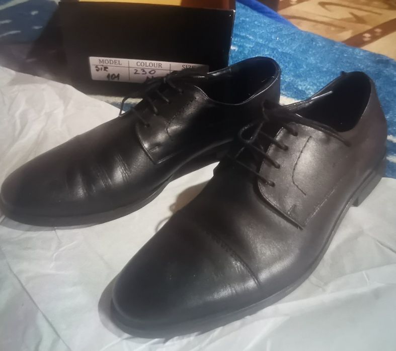 Vând pantofi de bărbați de piele