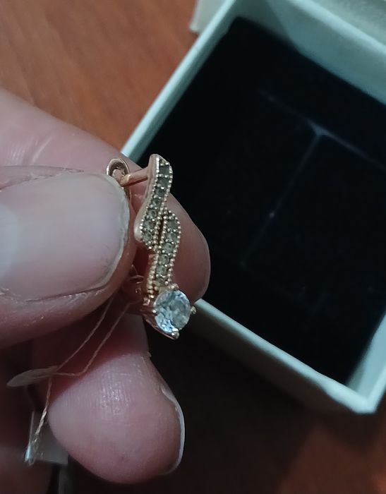 Золотые серьги абсолютно новые