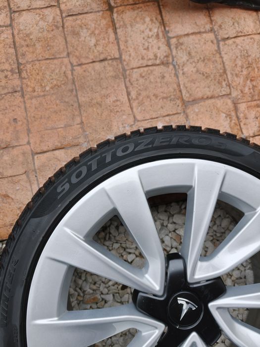 2 Roți / Jante 19" Tesla Model 3 + Anvelope Iarnă Pirelli + Senzori