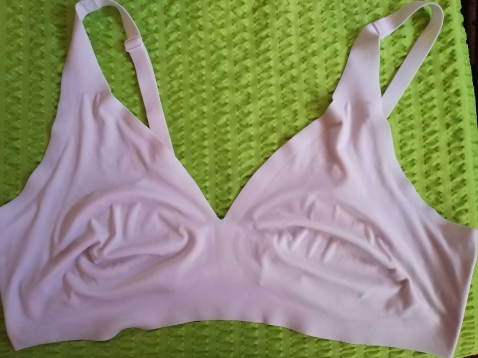 Sutien alb prăfuit, fara cusătură de la: Gina Benotti, marimea: 44/46!