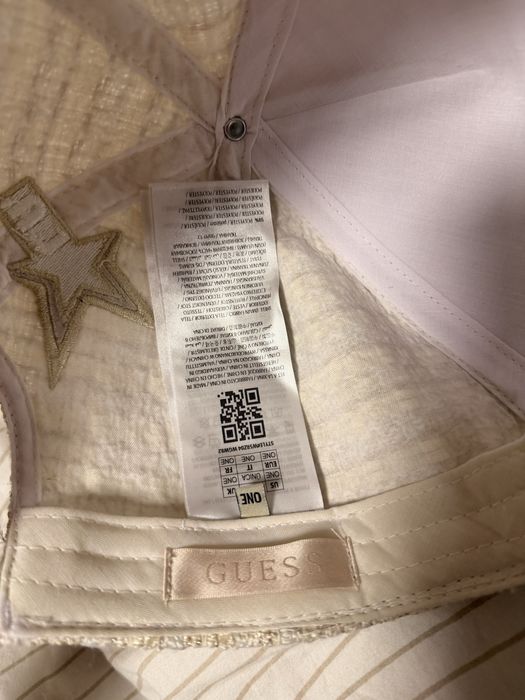 Шапка с козирка Guess