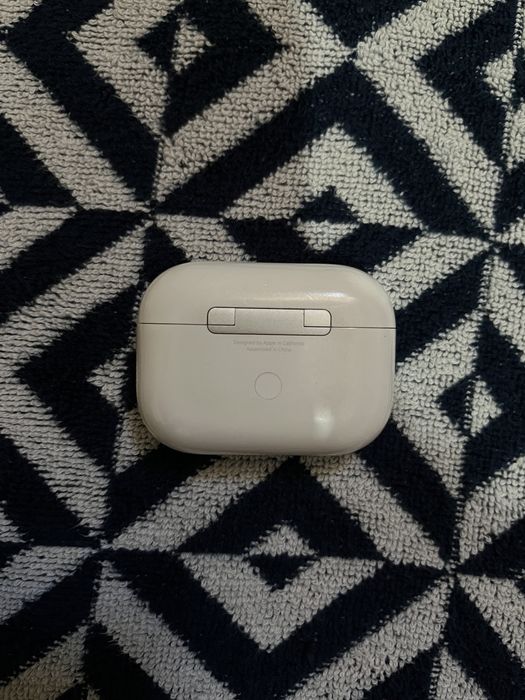 Продам кейс оригинал airpods pro