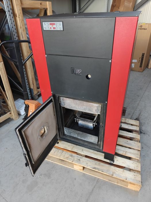 Котел на пелети DZ idrobox 30 kW