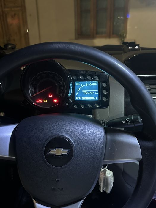 Chevrolet spark  sotiladi