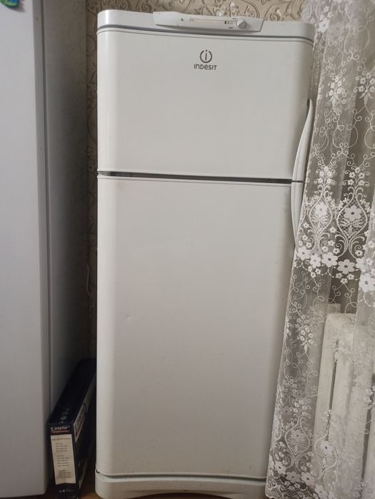 Холодильник indesit