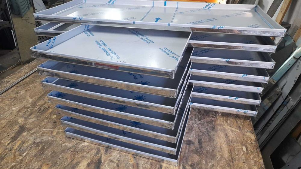 Tavi din inox si tabla neagra  patiserie/ panificatie