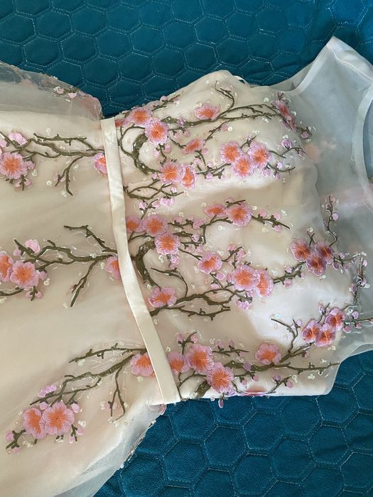 Красивое платье сакура со шлейфом.