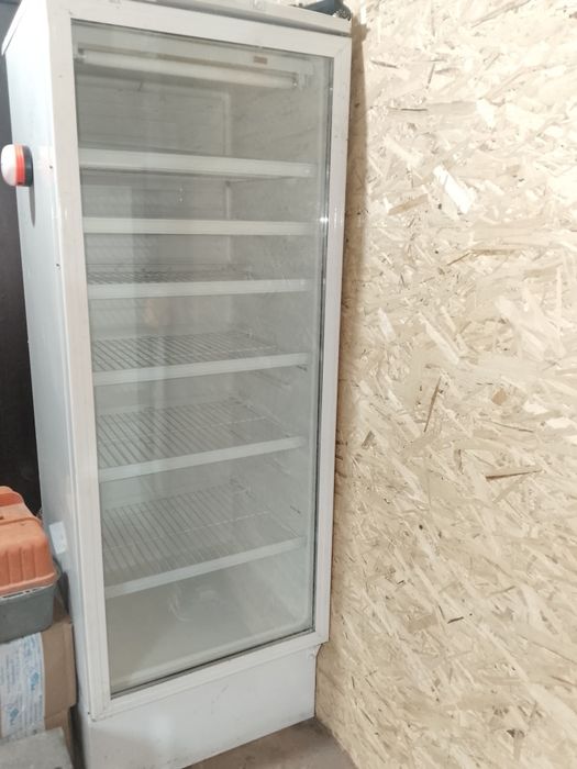 Продам холодильную витрину