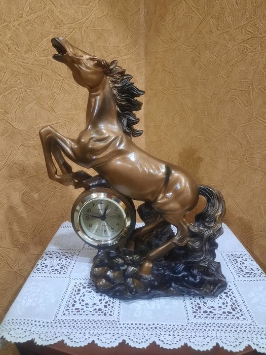 Настольно-каминные часы-статуэтка "Sweetti" в виде лошади, под бронзу.