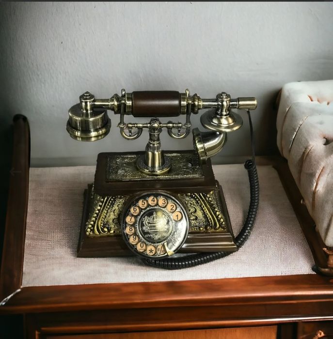 Aнтикварный или винтажный телефон с дисковым