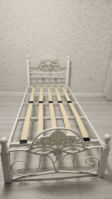 Кровать с матрасом