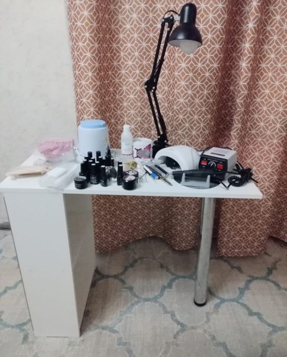 Стол и приборы маникюра