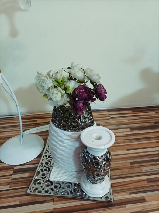 Свещник с ваза и цветя