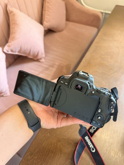 Продам Canon EOS 250D