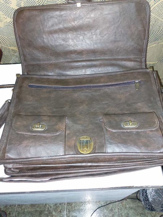 Мъжка чанта ест. кожа 40/37,чантичка на Босс23/20,зимни обувки №40