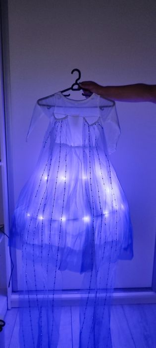 Рокля на принцеса Елза със светлини с 2подаръка корона и светещ ластик