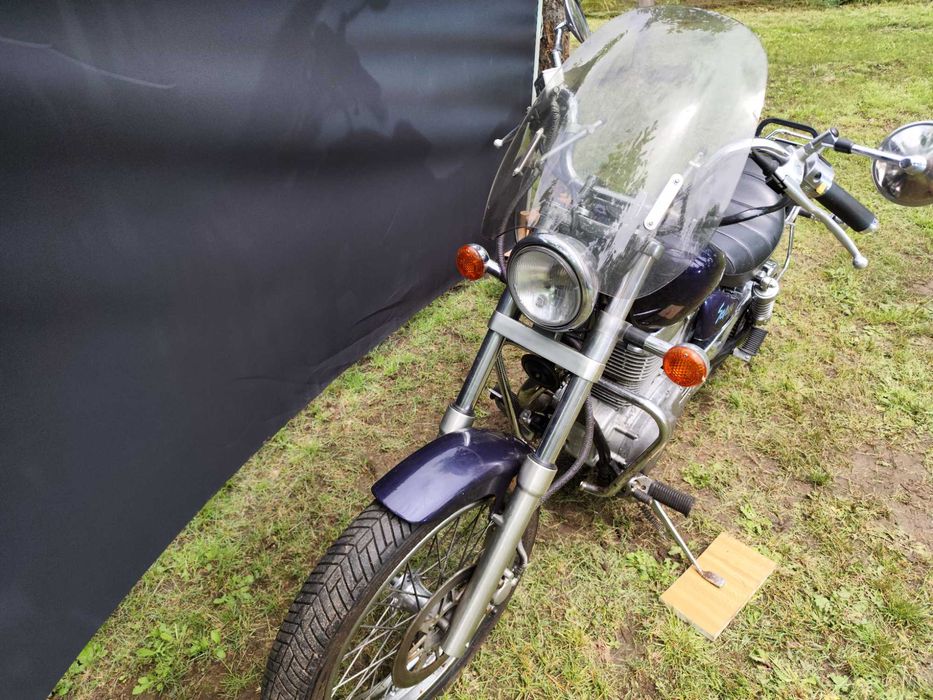 Motocicleta Kawasaki ER5 si Suzuki Sovage NP41B