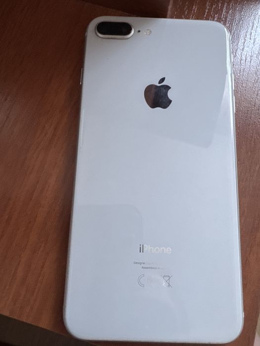IPhone 8 Plus телефон