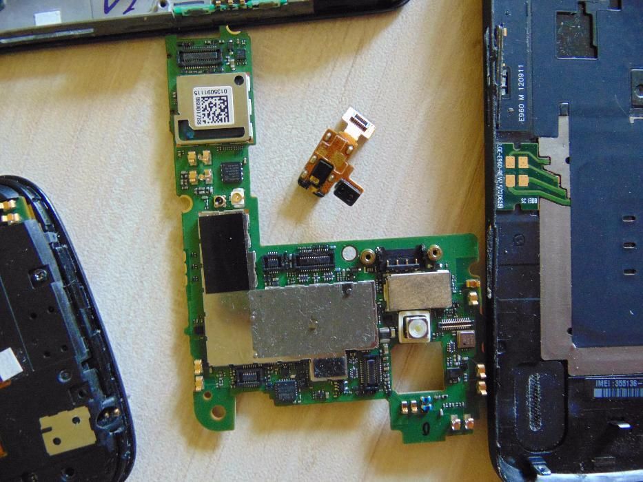 На части: Телефон LG Nexus 4 E960