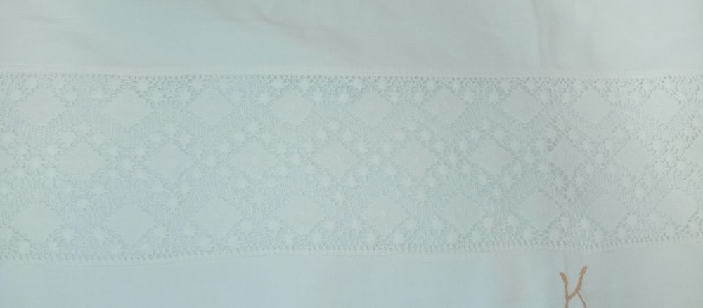 Vând set de 6 fețe de pernă brodate manual, deosebit de fine.
