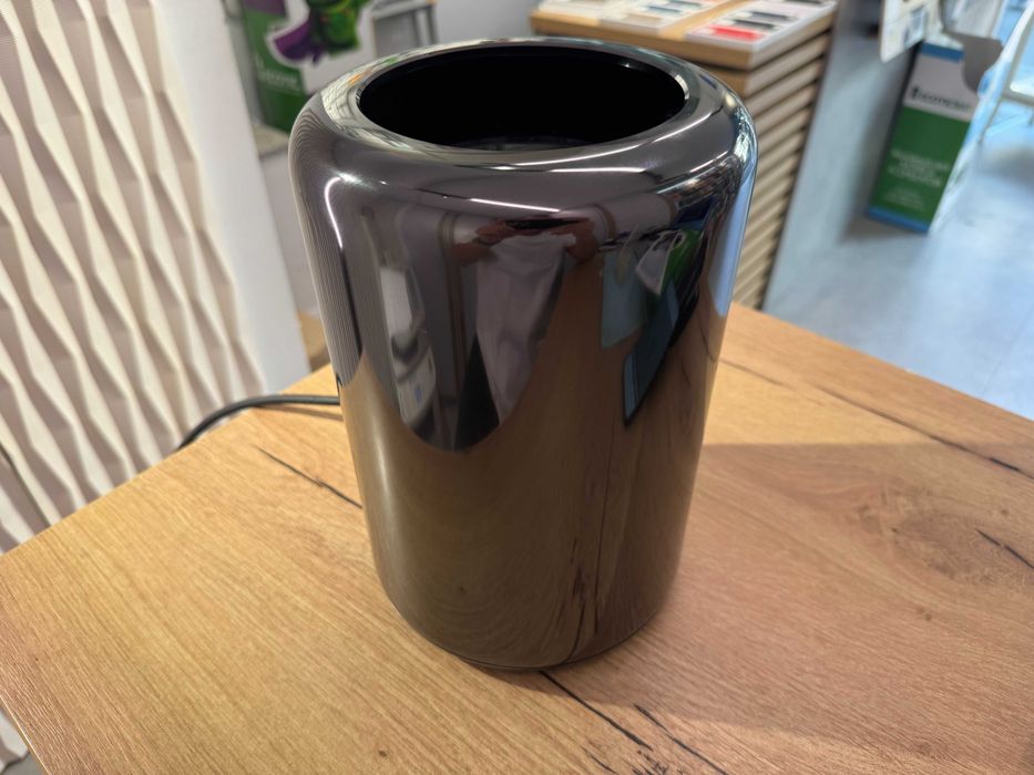 Apple Mac Pro 3.5 GHz 6-Core Intel Xenon E5 -  16Gb RAM 500Gb SSD