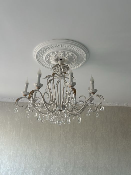 Люстра большая.