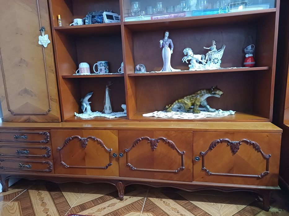 Vand mobila lemn masiv in stare bună