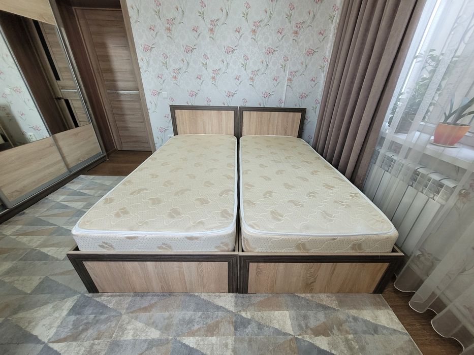 Две кровати с матрасами и ящиками