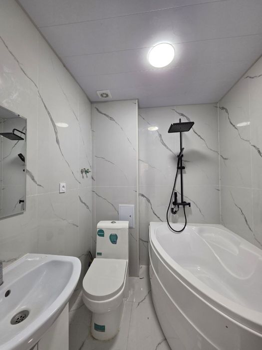 3 xonali kvartira sotiladi. 9 - qavatda liftli domda. Titova