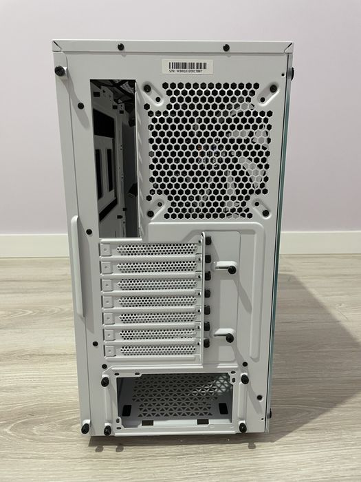 Просторный компьютерный корпус  be quiet! Pure Base 500DX белый