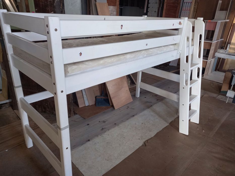 Продам детский кровать срочно материал дерево есть матрос автопит