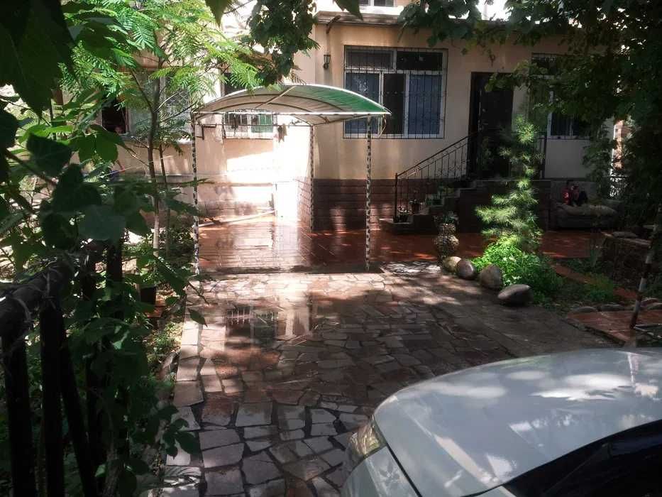 УЮТНАЯ КВАРТИРА с парковкой и огородом. 1-этаж 5-этажного дома