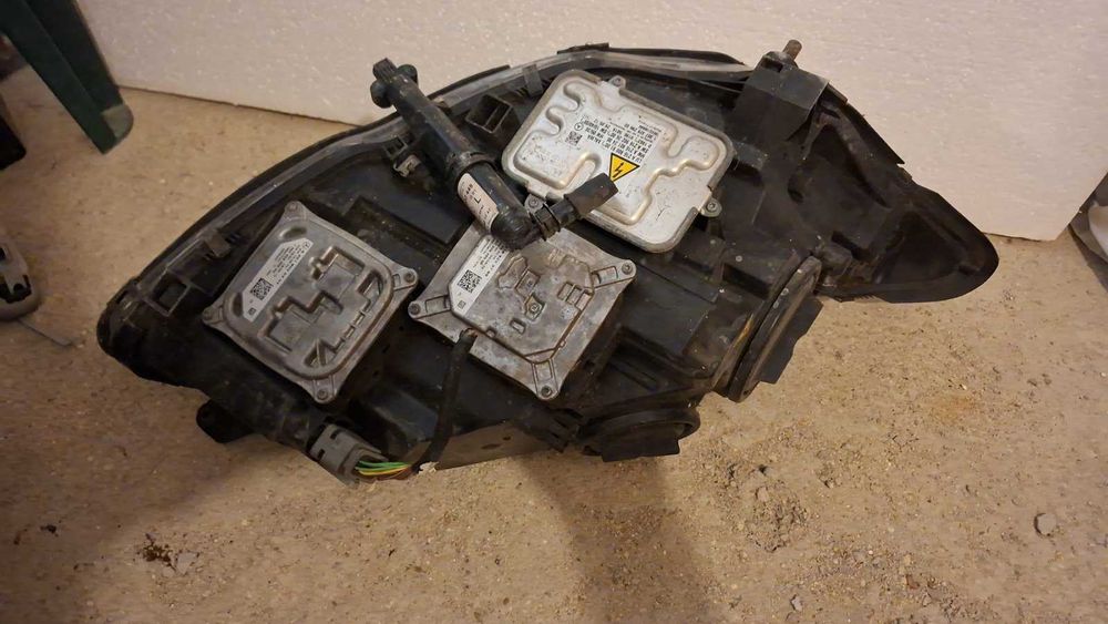 Продавам ляв фар  за Мерцедес  W221 2013 година.